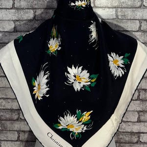 送料無料 本物のシルクスカーフ (33インチ×34インチ) C11490