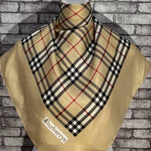 送料無料 本物のシルクスカーフ (33インチ×34インチ) C11545