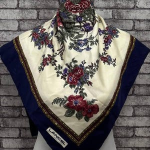 送料無料 本物のシルクスカーフ (33インチ×34インチ) C11555