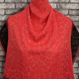 Livraison gratuite Foulard en soie Fendi authentique (26,5 x 68 po.) C 7485