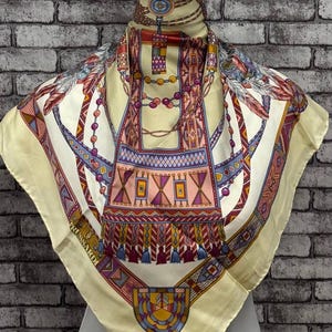 送料無料 本物のシルクスカーフ (33インチ×34インチ) C11547