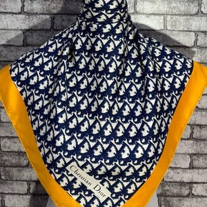 送料無料 本物のシルクスカーフ（31インチ×31インチ）C11561