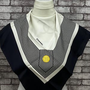 送料無料 本物のシルクスカーフ (33インチ×34インチ) C11571