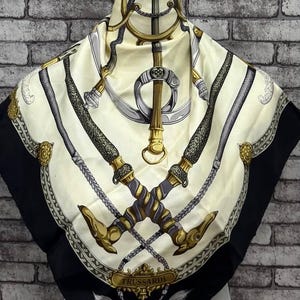 送料無料 本物のシルクスカーフ (33インチ×34インチ) C11556