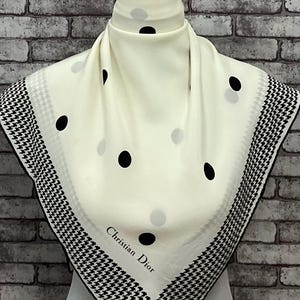 送料無料 本物のシルクスカーフ (33インチ×34インチ) C11508