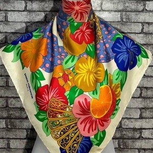 Livraison gratuite Foulard en soie Paco Rabanne authentique (33 x 34 po.) C8913