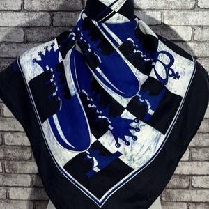 送料無料 本物の「チェス」シルクスカーフ（34インチ×35インチ）H11406
