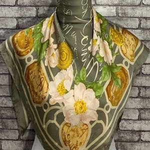 Livraison gratuite Authentique foulard en soie Nina Ricci (33 "x34") C8287