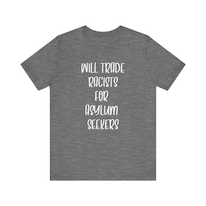 T-shirt va-t-il échanger des racistes contre des demandeurs d&#39;asile. T-shirt politique. T-shirt tendance. T-shirts chinés. Short en jersey unisexe, taille moyenne