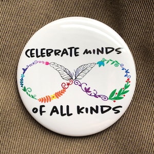 Puede incluir: Botón blanco con el texto "Celebrate Minds of All Kinds" en letras negras. El texto está rodeado por un símbolo de infinito colorido hecho de flores y hojas estilizadas.