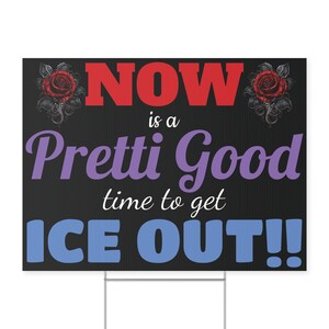 Puede incluir: Un letrero de jardín negro con las palabras "NOW is a Pretti Good time to get ICE OUT!!" en rojo, morado, blanco y azul. El letrero tiene un marco de metal y gráficos de rosas rojas.