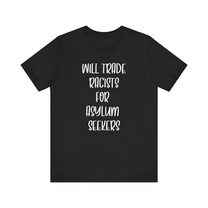T-shirt va-t-il échanger des racistes contre des demandeurs d&#39;asile. T-shirt politique. T-shirt tendance. Short en jersey unisexe, taille moyenne