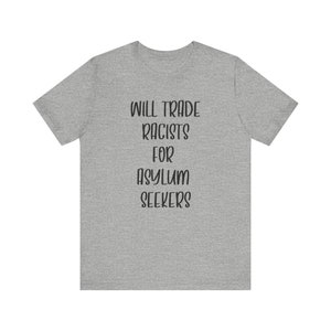 T-shirt va-t-il échanger des racistes contre des demandeurs d&#39;asile. T-shirt politique. T-shirt tendance. T-shirts chinés. T-shirt unisexe en jersey à manches courtes