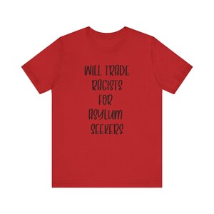 T-shirt va-t-il échanger des racistes contre des demandeurs d&#39;asile. T-shirt politique. T-shirt tendance. Short en jersey unisexe, taille moyenne
