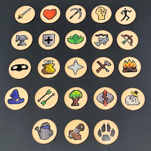 Op de afbeelding: Vierentwintig ronde, beigekleurige tokens met verschillende gepixelde afbeeldingen, waaronder een zwaard, een hart, een pickaxe, een vuist, een rennende persoon, een aambeeld, een schild met een kruis, groene bladeren, een vis, boog en pijl, een oogmasker, een zak met goud, een ster, gekruiste bijlen, een kampvuur, een tovenaarshoed, twee pijlen, een boom, een gebarsten steen, een schedel met een hoed, een gieter, een zaag en een pootafdruk.