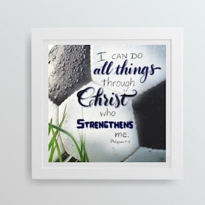 Pu&ograve; includere: Un pallone da calcio bianco e nero con gocce d'acqua su di esso. Il testo "Posso fare ogni cosa in Cristo che mi fortifica. Filippesi 4:13" &egrave; scritto sulla palla.