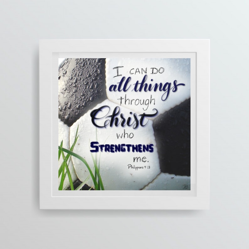 Pu&ograve; includere: Un pallone da calcio bianco e nero con gocce d'acqua su di esso. Il testo "Posso fare ogni cosa in Cristo che mi fortifica. Filippesi 4:13" &egrave; scritto sulla palla.