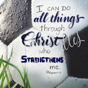 Pu&ograve; includere: Un pallone da calcio bianco e nero con gocce d'acqua su di esso. Il testo "Posso fare ogni cosa in Cristo che mi fortifica. Filippesi 4:13" &egrave; scritto sulla palla in nero e blu.