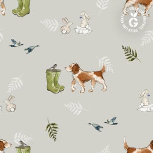 Op de afbeelding: Een herhalend patroon met aquarel illustraties van een hond, konijnen, vogels en groene laarzen op een lichtgrijze achtergrond. Witte blad- en varenaccenten zijn verspreid over het ontwerp. De hond is bruin en wit.