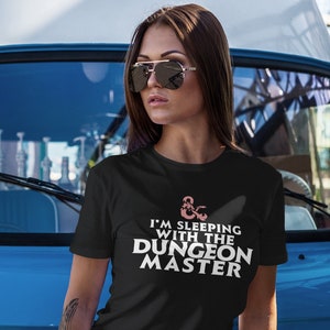 Ich schlafe mit dem Dungeon Master, lustiges D und D, Dungeons and Dragons, Nerdy Shirt, lustiger sexueller Humor, Unisex Shirt, D & D, DM Freundin