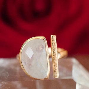 Anillo de piedra lunar, anillo de plata de ley 925 con forma de D, anillo lunar vintage curativo, anillo arcoíris, anillo de diseñador, anillo llamativo, anillo único