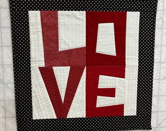 Cubremesa acolchado LOVE: rojo, negro y blanco, 40,6 x 40,6 cm