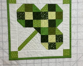 Mantel acolchado de trébol: suerte irlandesa, verde y blanco (43 x 43 cm)