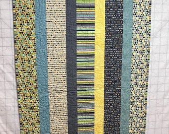 Edredón acolchado y remendado en verde azulado, gris, amarillo y crema de 32" x 39"