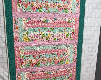 Edredón acolchado de regazo con estampado floral rosa, verde menta y mariposas, 84 x 122 cm
