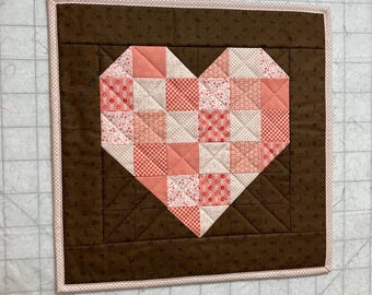 Mantel acolchado con forma de corazón: melocotón, marrón y crema, 45,7 x 45,7 cm