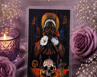 Puede incluir: Una carta de tarot rectangular que muestra una figura central con un tocado amarillo, sosteniendo una flor blanca y un pájaro pequeño. Debajo, una calavera con patrones geométricos rojos descansa sobre una mesa. El texto SACRED ROSE & ROOT aparece arriba.