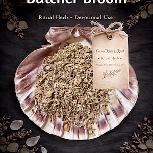 Puede incluir: Butcher Broom, una hierba ritual, presentada en un plato con forma de concha. La imagen incluye una etiqueta con el texto "Sacred Rose & Root" y "Ritual Herb". El fondo es oscuro con elementos decorativos.