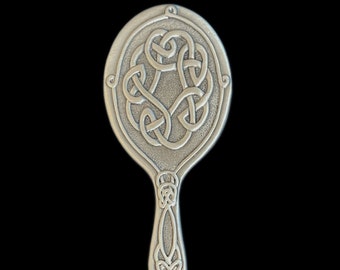 Espejo de mano de peltre con diseño de nudo celta