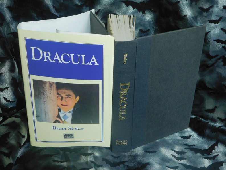 Dracula By Bram Stoker 1992 Barnes Noble Classics Etsy