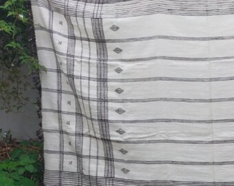Grande scialle, plaid o coperta in lana desi tessuta a mano (lana indiana) in colori naturali bianco