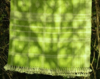 Scialle/copriletto/coperta di lana verde lime intrecciato a mano da Kutch, Gujarat.