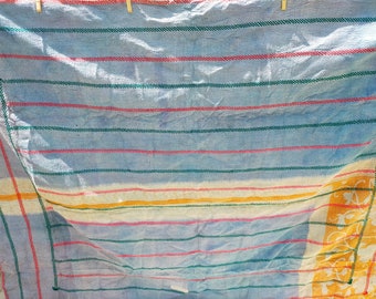 Coperta Kantha vintage cucita a mano dall'India trapuntata da sari riciclato