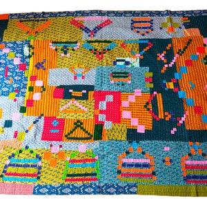 Puede incluir: Una colcha de retazos colorida con un diseño geométrico. La colcha está hecha de varias telas en tonos de azul, verde, amarillo, naranja, rosa y rojo. La colcha está cosida con una variedad de patrones, creando un diseño único y llamativo.