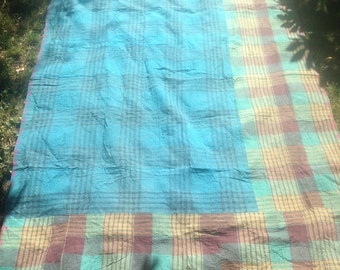 Coperta o plaid Kantha vintage cucito a mano dall'India