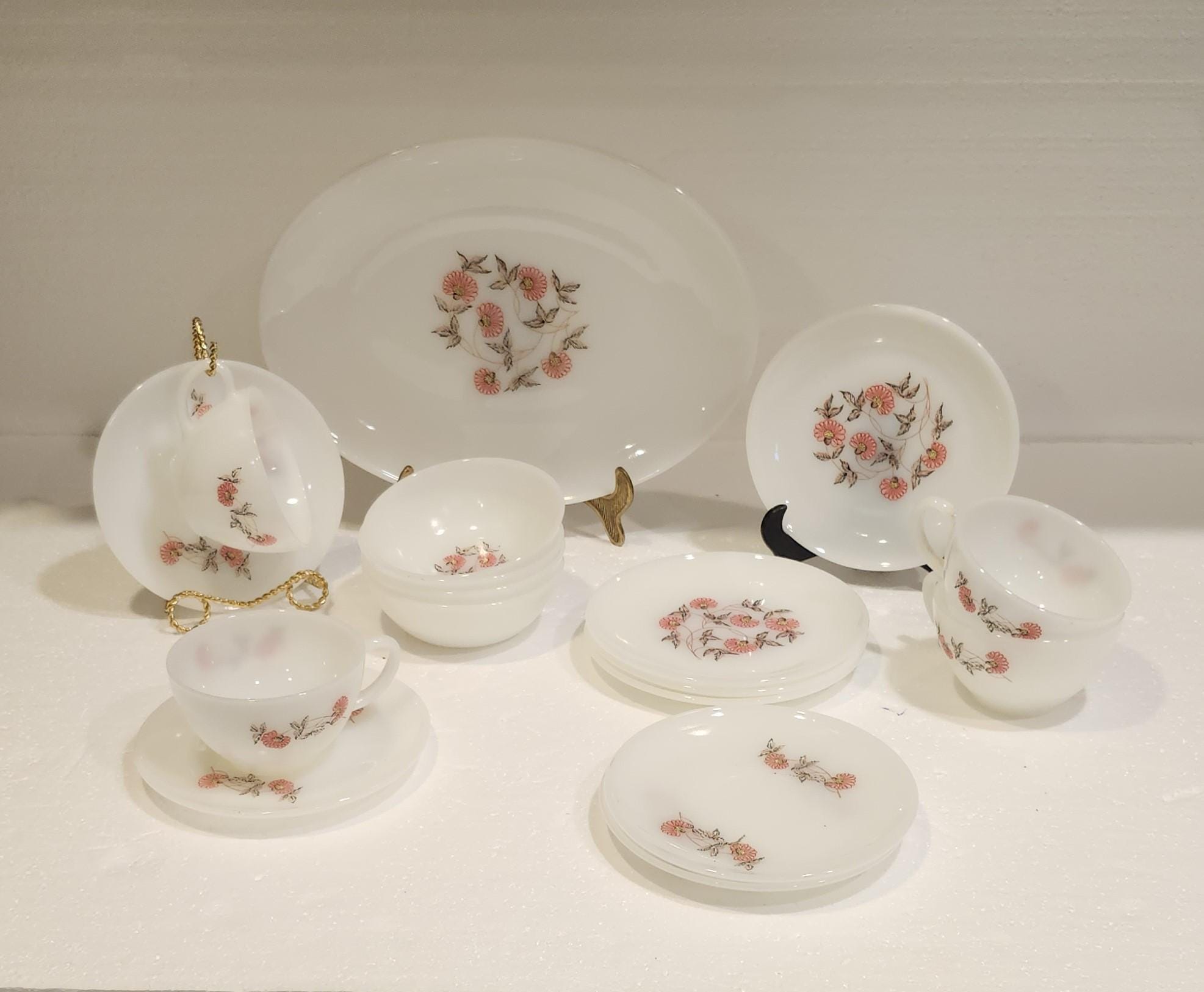 FIRE KING 　MADE IN USA　ミルクガラスのお皿５枚セット Fire King Fleurette Milk Glass Dinnerware, Flleurette Pattern