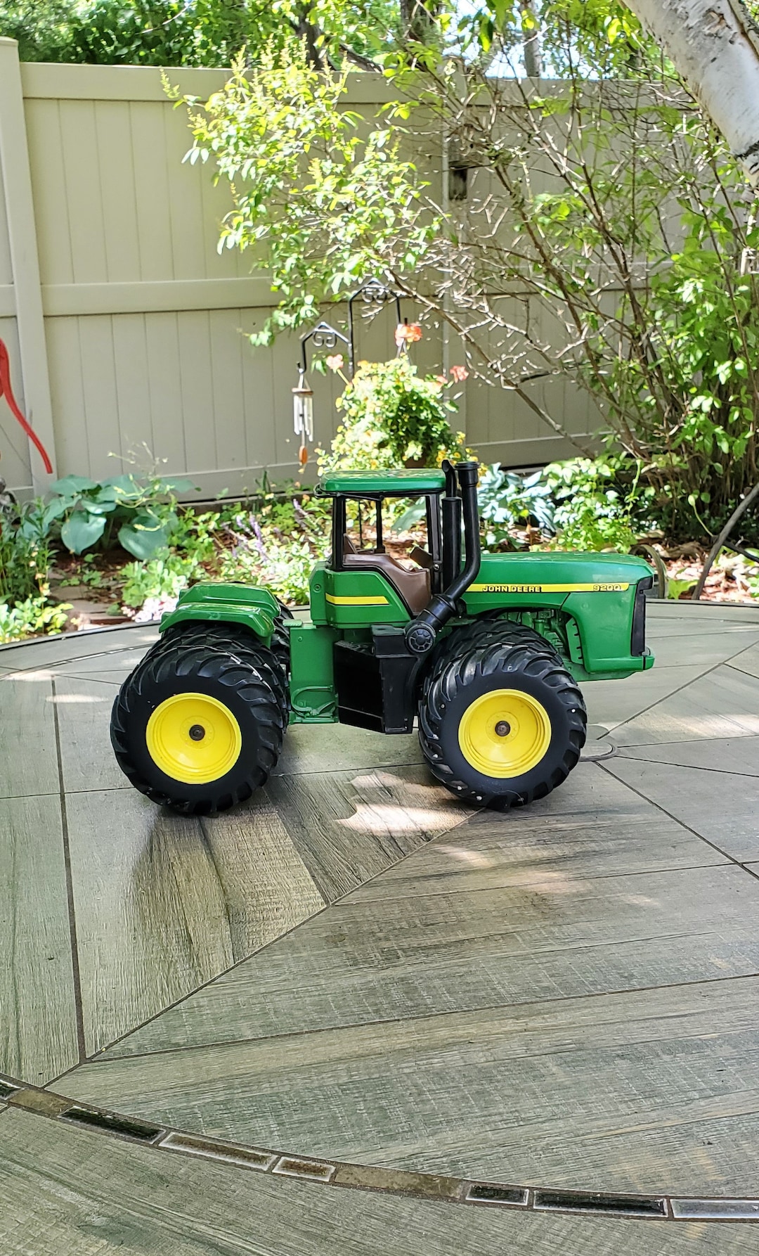 Ertl John Deere 1/16 Toy Model 9200 Articulating Triple Wheel