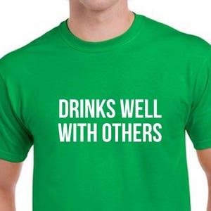 Se boit bien avec les autres Tshirt - Chemise drôle de la Saint-Patrick - T-shirt de la Saint-Patrick