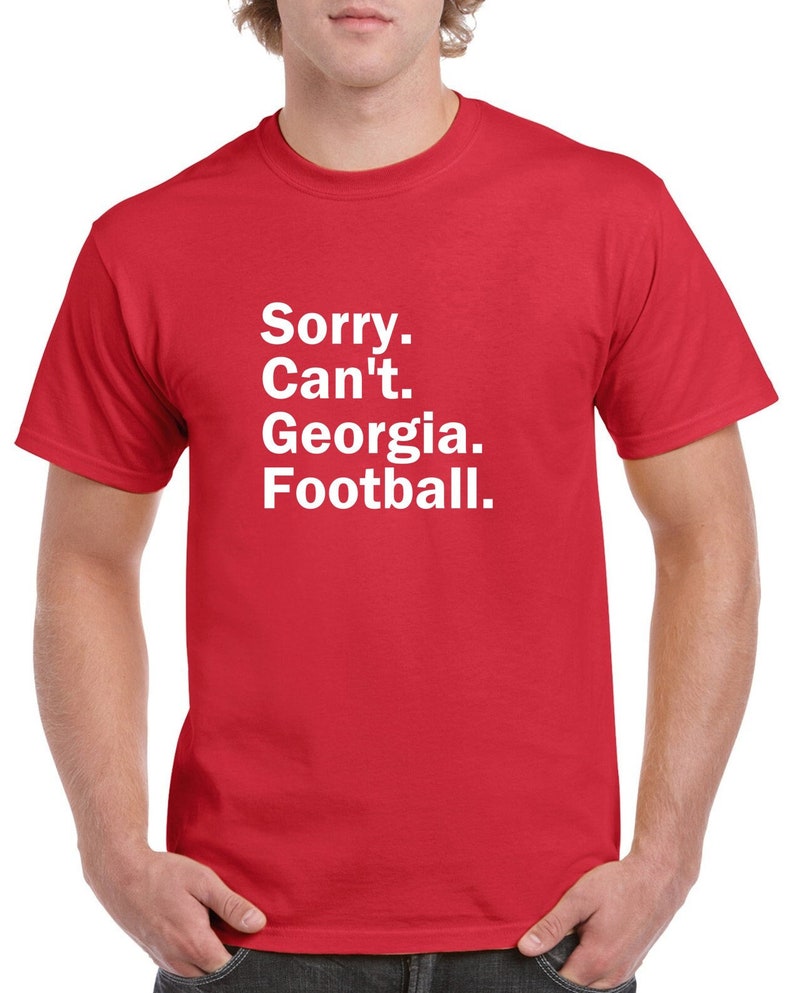 Puede incluir: Camiseta roja con texto blanco que dice "Lo siento. No puedo. Georgia. F&uacute;tbol."