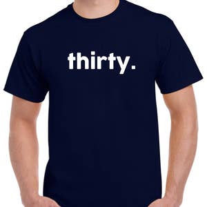 Puede incluir: Una camiseta azul marino con la palabra "thirty." impresa en blanco en la parte delantera.