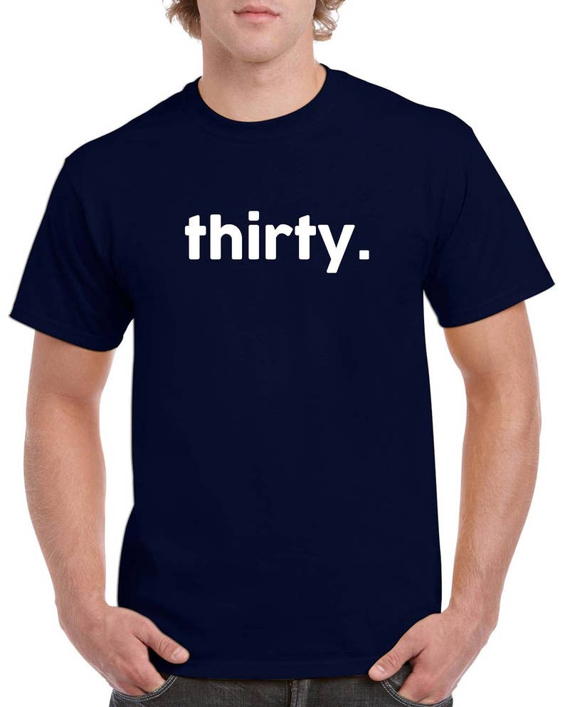 Puede incluir: Una camiseta azul marino con la palabra "thirty." impresa en blanco en la parte delantera.