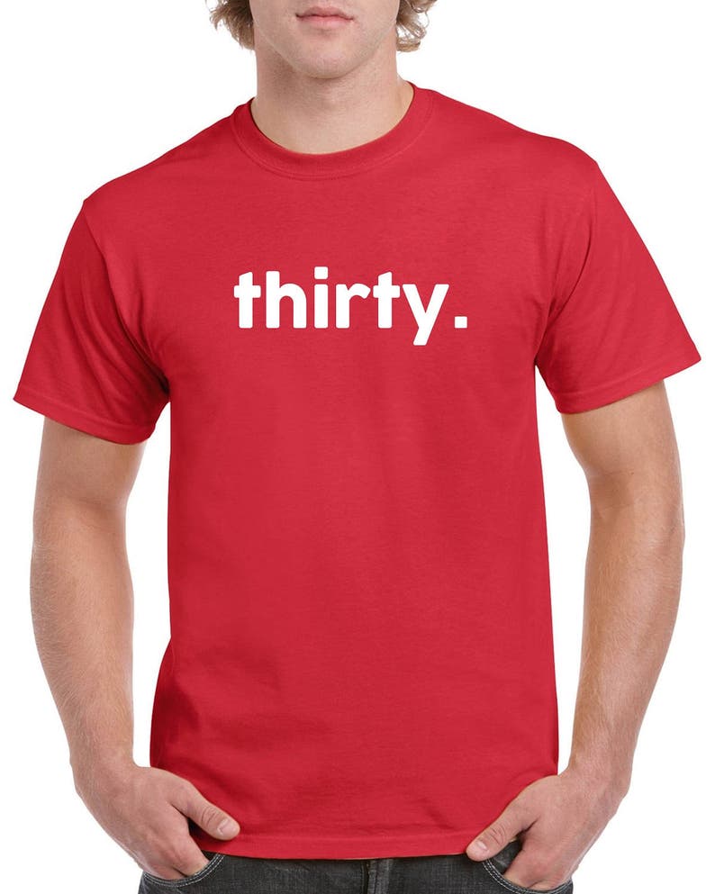 Puede incluir: Una camiseta roja con la palabra "thirty" impresa en blanco en la parte delantera.