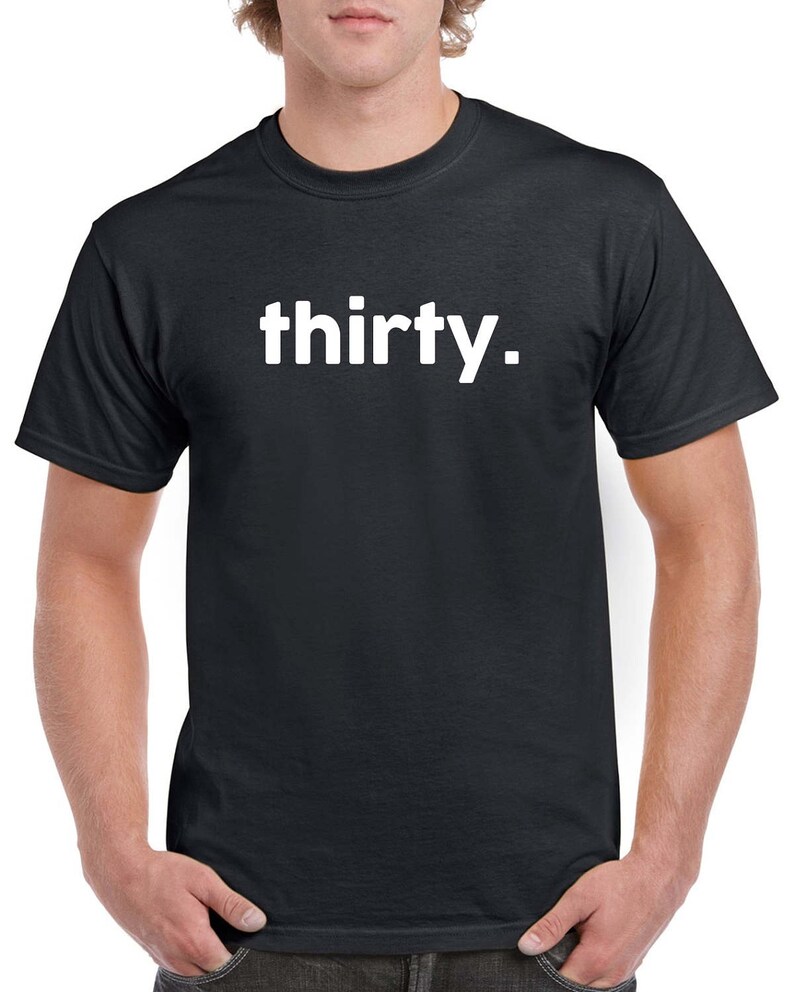 Puede incluir: Una camiseta negra con la palabra "thirty." impresa en blanco en la parte delantera.