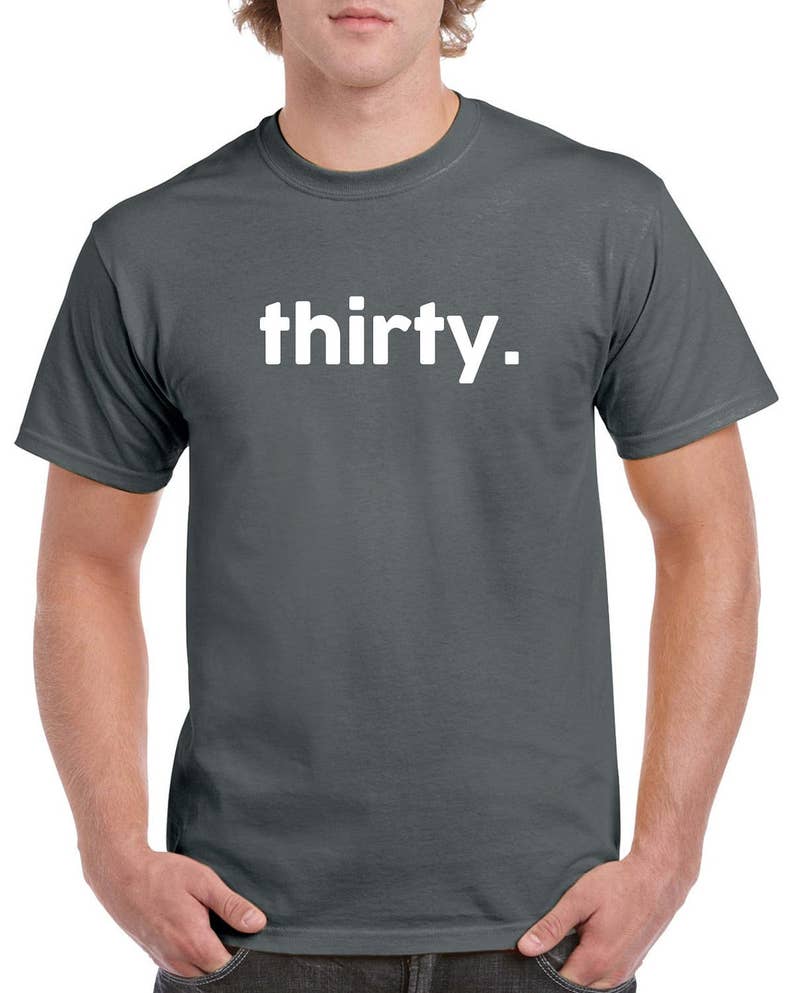 Puede incluir: Una camiseta gris oscuro con la palabra "thirty." impresa en blanco en la parte delantera.
