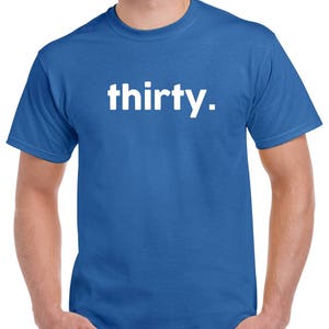 Puede incluir: Una camiseta azul real con la palabra "thirty" impresa en blanco en la parte delantera.