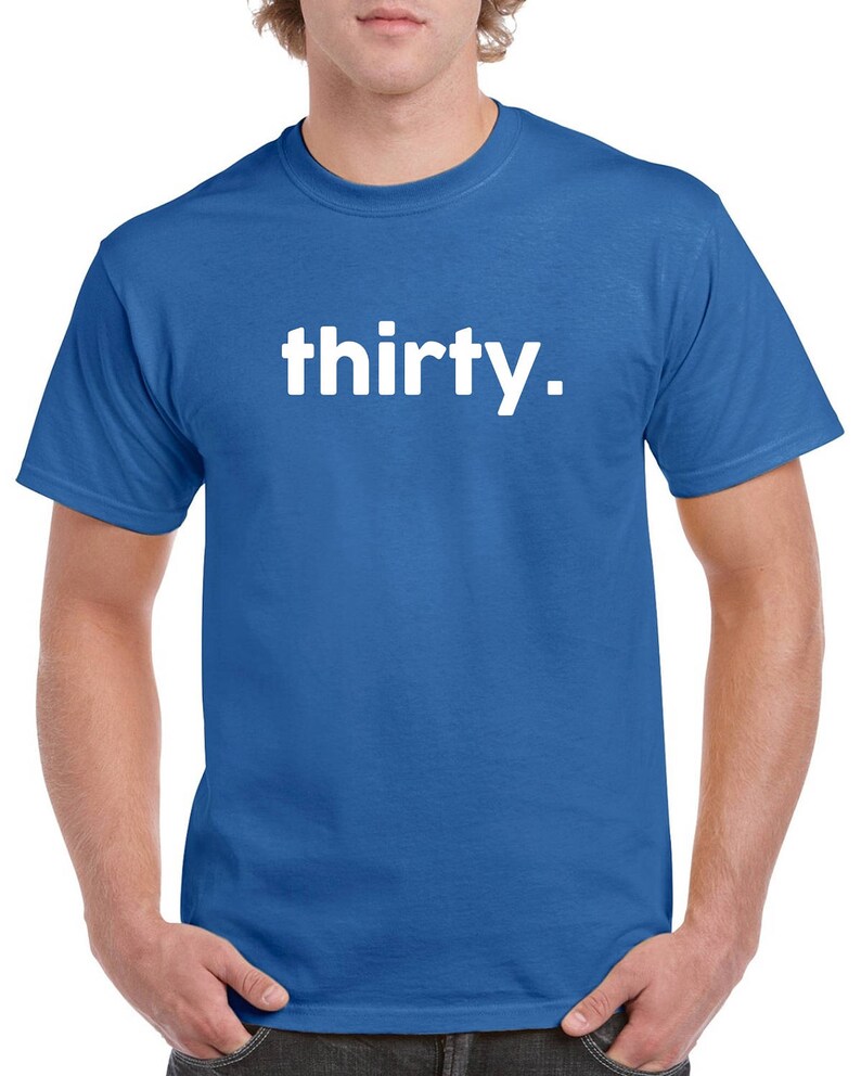 Puede incluir: Una camiseta azul real con la palabra "thirty" impresa en blanco en la parte delantera.
